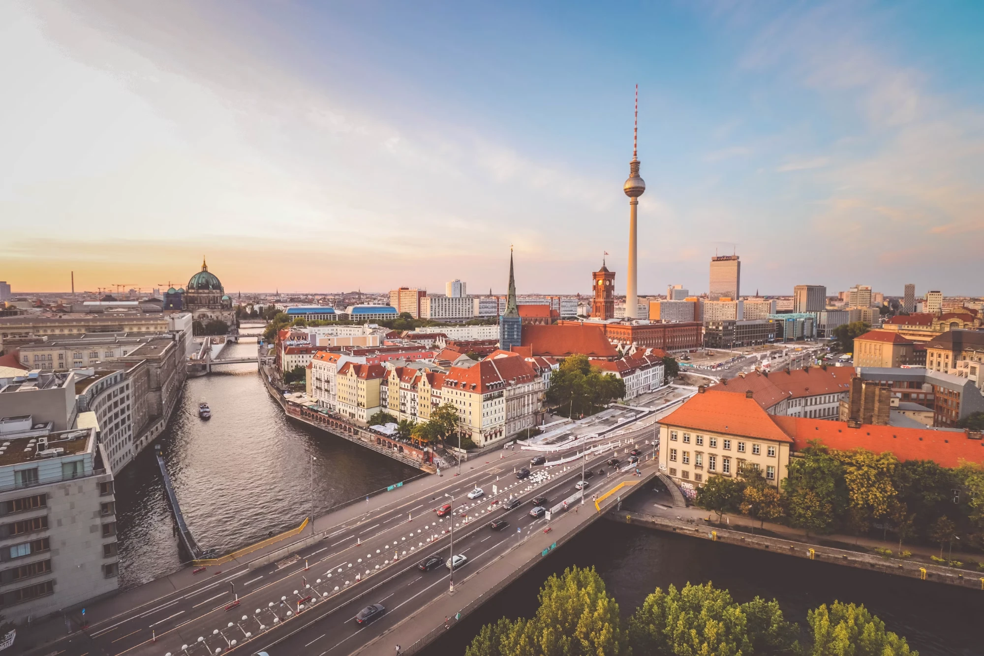 Skyline von Berlin mit Fernsehturm und Spree bei Sonnenuntergang