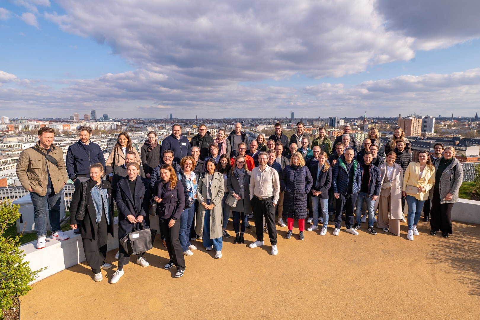 Teilnehmende der Subscription Tour auf einer Dachterrasse mit Blick über Berlin
